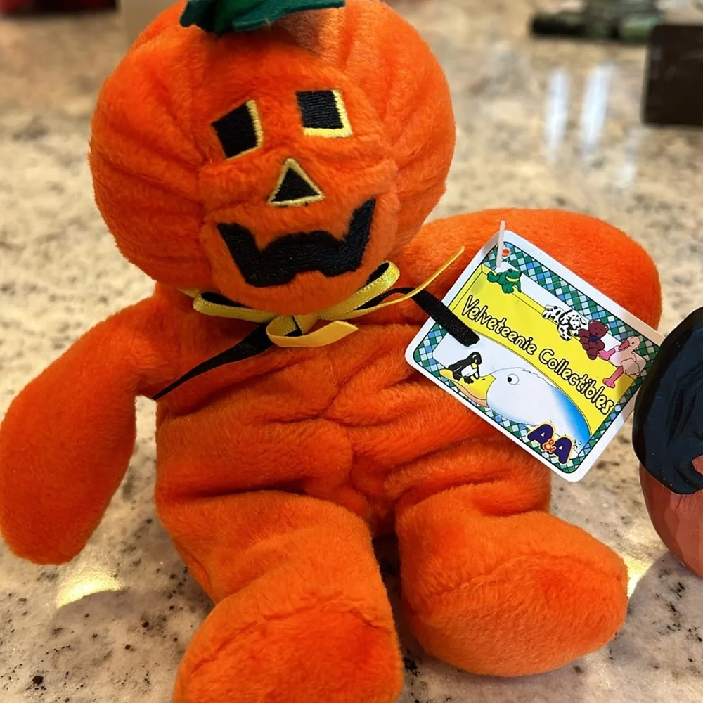 Halloween Decor bundle - garland, gift bags,stuffed pumpkin & small figu…